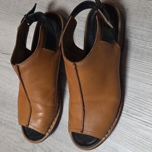 Clarks Womens Tan Open-Toe Sandals, Leather, Size 7.5